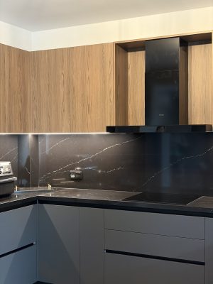 Πάγκος κουζίνας με πλάτη και νεροχύτη από χαλαζία μαύρο με λευκά νερά (φλέβες) Arte Black σε κατοικία στην πόλη της Κατερίνης