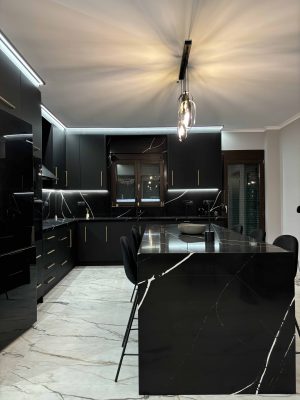 Επένδυση πάγκου κουζίνας με πλάτη, νησίδα και υποκαθήμενο νεροχύτη από μάυρο χαλαζία.