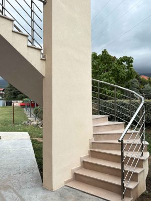 επένδυση σκάλας από φυσικό μπεζ μάρμαρο ιωαννίνων