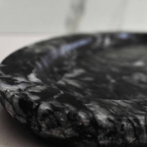 Μαρμάρινη διακοσμητική πιατέλα από φυσικό μάρμαρο Λειβαδιάς, σκούρο γκρι με λευκά νερά.