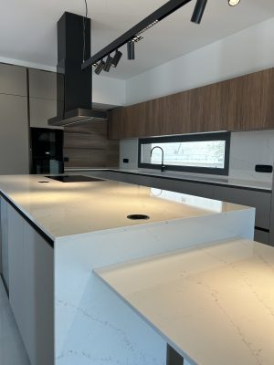 Επένδυση πάγκου κουζίνας και νησίδα από λευκό χαλαζία με γκρι νερά