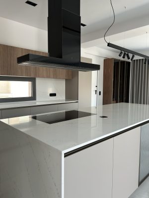 Επένδυση πάγκου κουζίνας και νησίδα από λευκό χαλαζία με γκρι νερά